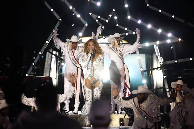 Beyoncé Stuns NFL Halftime Crowd with ‘Cowboy Carter’ Hits and Netflix ...